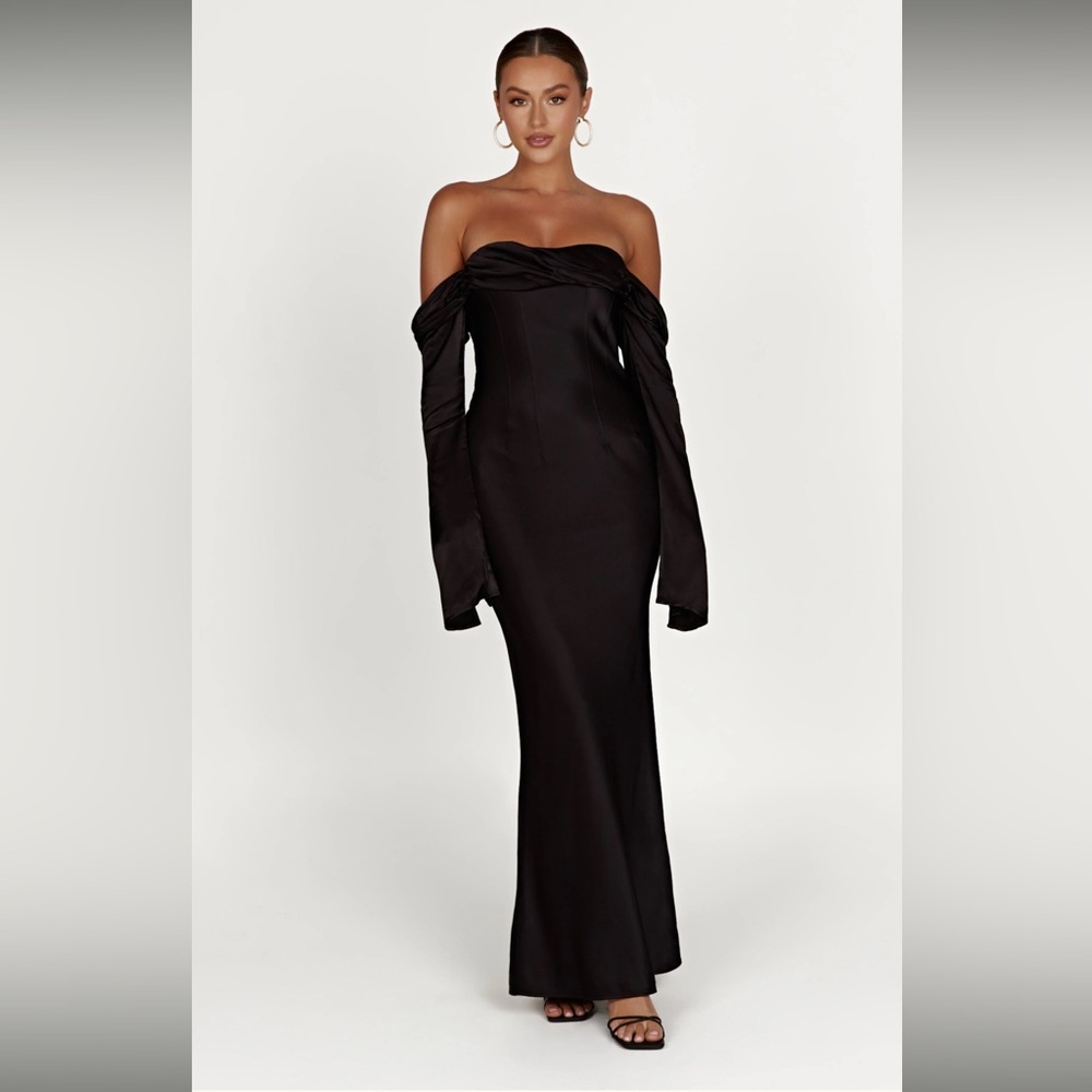 Giselle Off Shoulder Cowl Neck
Meshki M